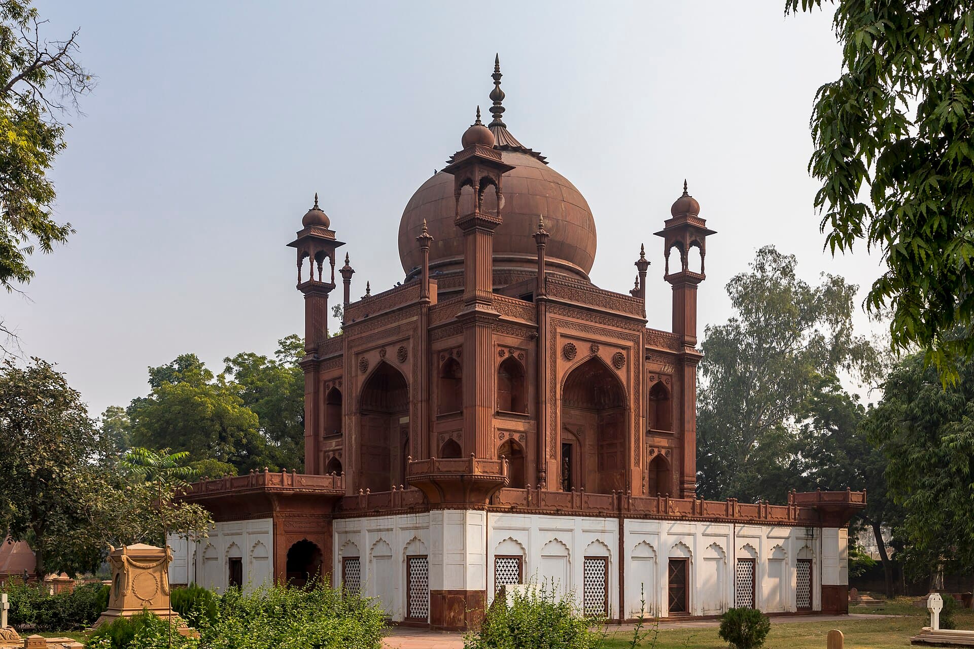 Hessing's Tomb (Red Taj), Roman Catholic Cemetery